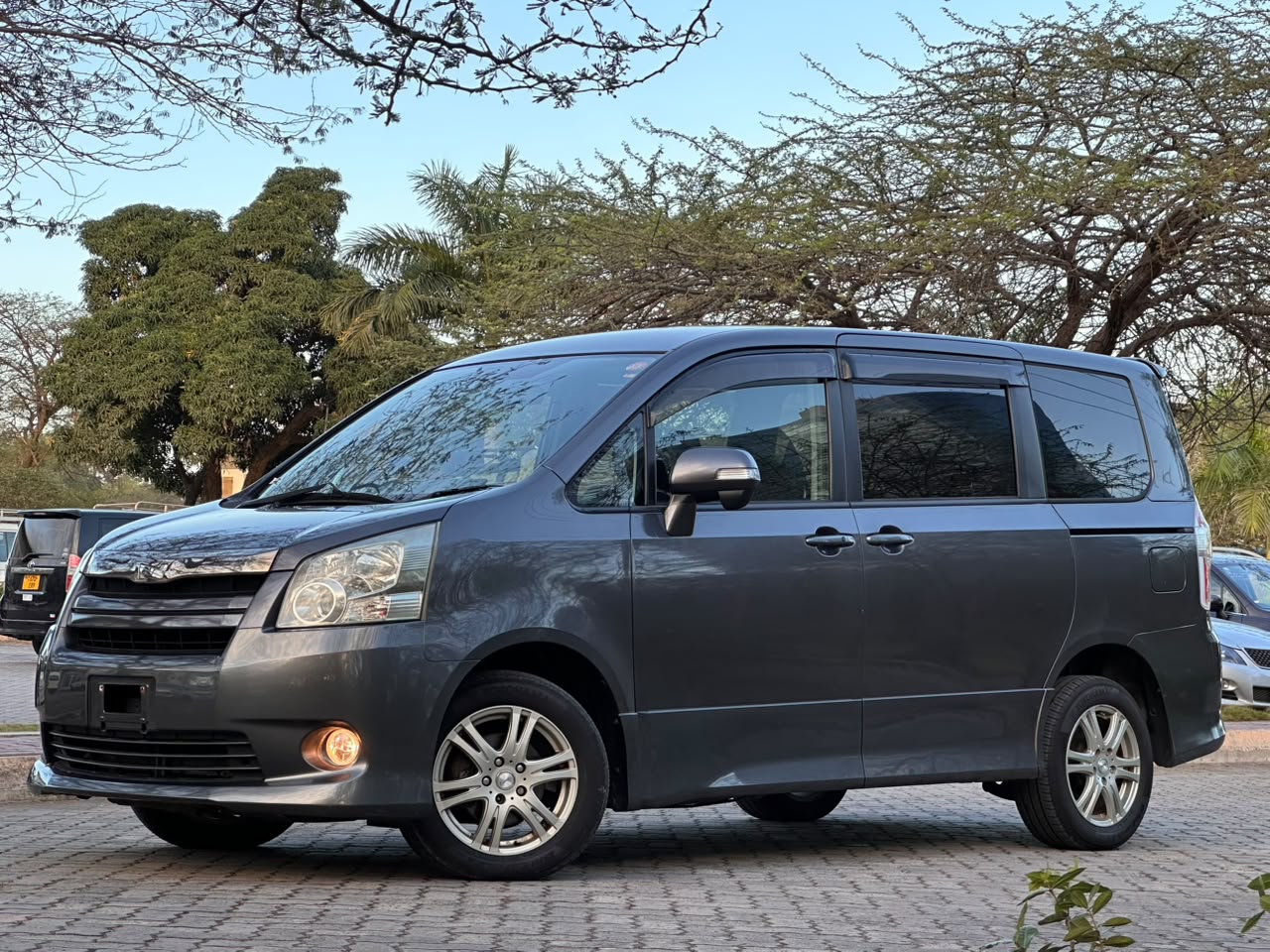 TOYOTA NOAH thumbnail 3
